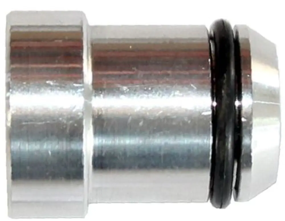 Verschlussstopfen aus Metall mit schwarzem O-Ring, verwendet in der Brennkammer für Wolf-Produkte, deutlich auf der Oberfläche bearbeitet.